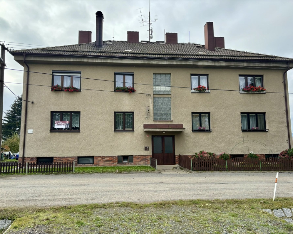 Prodej bytu 3+1 včetně garáže v Lomci u Klatov